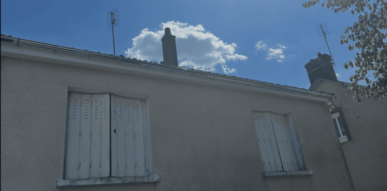 Gouttière en zinc et sous-face en PVC blanc après remplacement