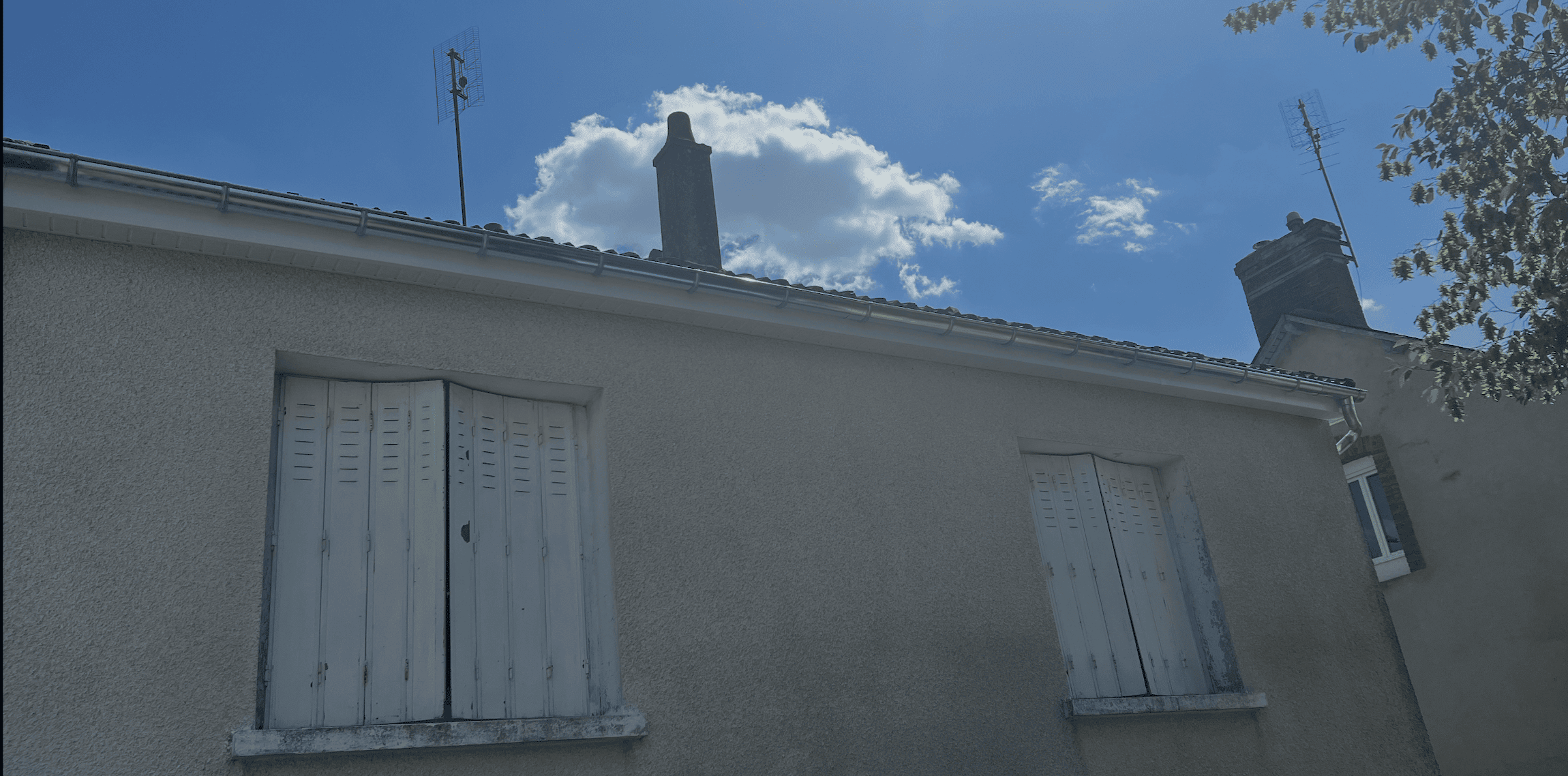 Gouttière en zinc et sous-face en PVC blanc après remplacement