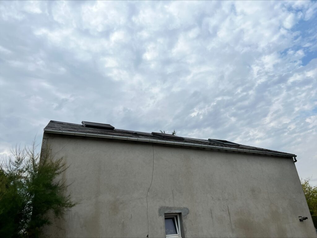 Gouttière neuve posée sur toute la longueur de la façade