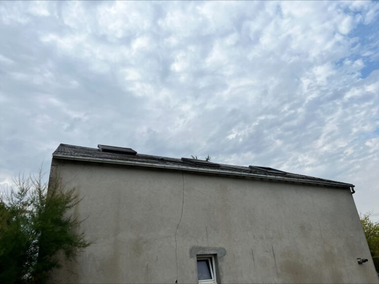Gouttière neuve posée sur toute la longueur de la façade