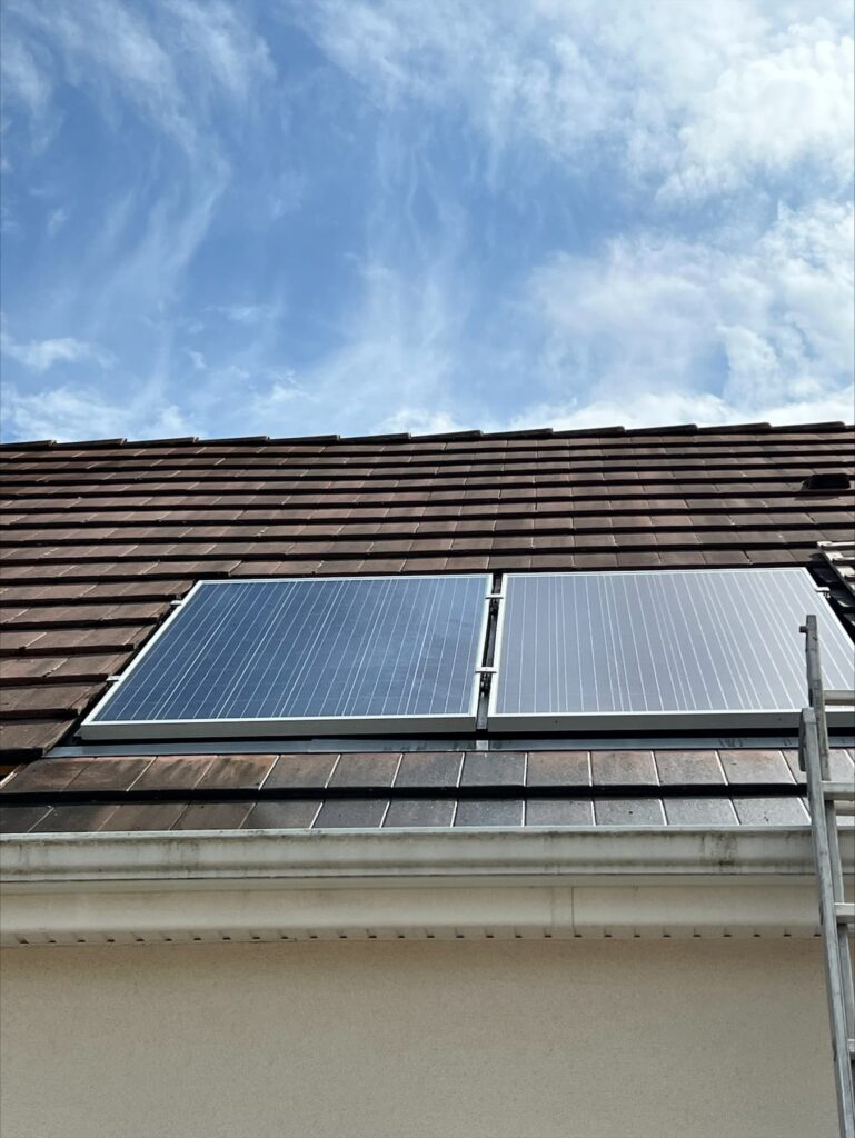 Panneaux solaires nettoyés sur une toiture en tuiles